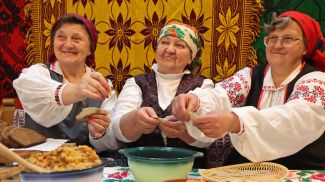   Захавальніцы кулінарных традыцый Стэфанія Кеда, Наталля Кавалькова і Галіна Глябовіч  