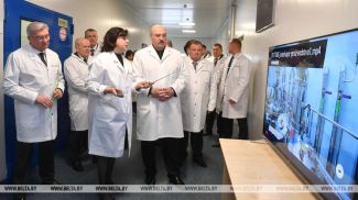Александр Лукашенко во время посещения фармпредприятия "Минскинтеркапс", январь 2018 года