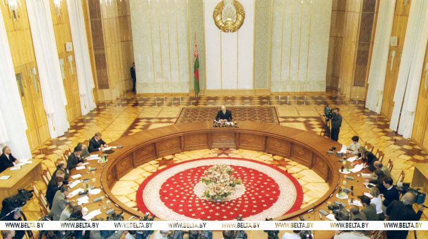 Александр Лукашенко во время интервью белорусским и зарубежным СМИ после окончания выборов, сентябрь 2001 года