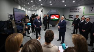 Александр Лукашенко во время посещения холдинга "Горизонт"