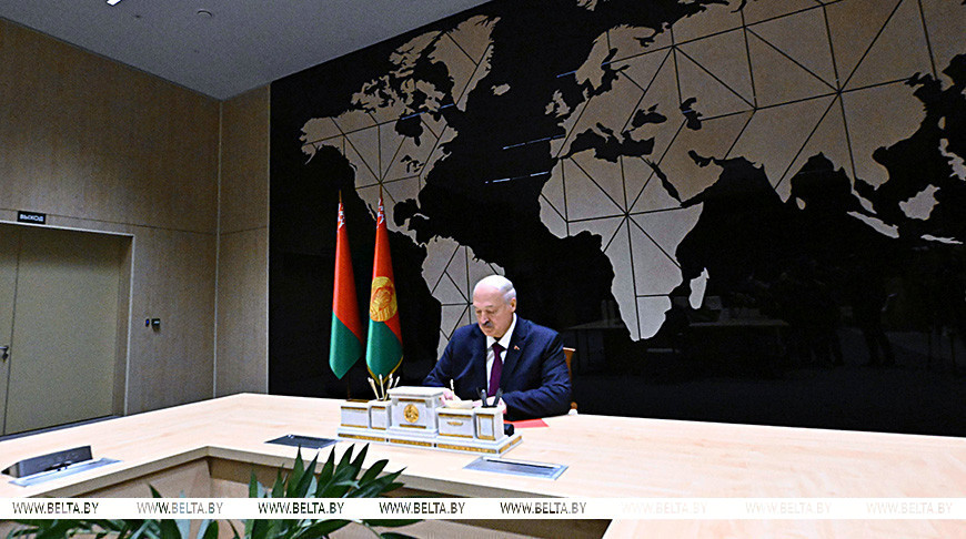 Александр Лукашенко во время подписания документа о присоединении Беларуси к Совету Мира