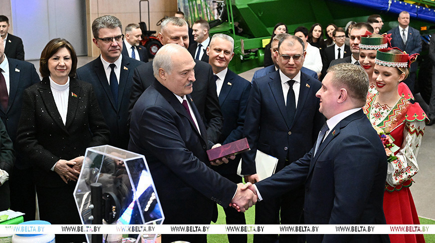 Александр Лукашенко вручил символы Государственного знака качества представителям предприятий, продукция которых удостоена этой высокой оценки по итогам 2025 года