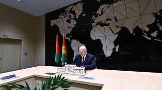 Александр Лукашенко во время подписания документа о присоединении Беларуси к Совету Мира