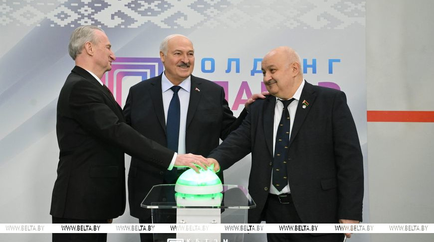 Александр Лукашенко во время посещения ОАО "Планар" принял участие в церемонии запуска Центра спецтехнологического оборудования для производства фотошаблонов и микрооптики