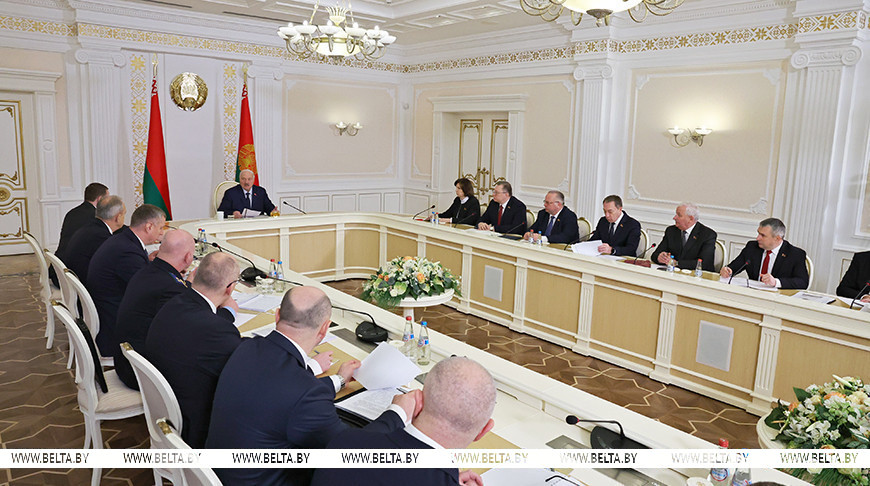 Александр Лукашенко во время совещания с руководством Совета Министров
