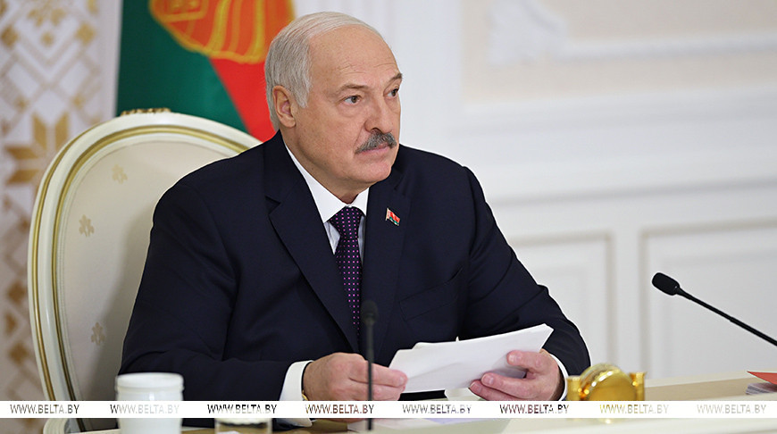 Александр Лукашенко во время совещания по отдельным вопросам социально-экономического развития Витебской области