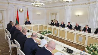 Александр Лукашенко во время совещания с руководством Совета Министров