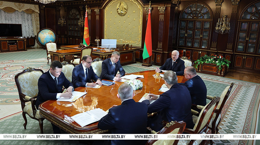 Александр Лукашенко во время совещания по проекту указа о совершенствовании научной деятельности