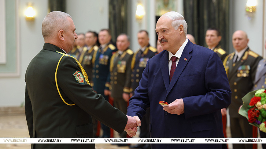 Президент Беларуси Александр Лукашенко вручает погоны генерал-майора Андрею Филатову