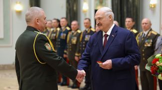 Президент Беларуси Александр Лукашенко вручает погоны генерал-майора Андрею Филатову