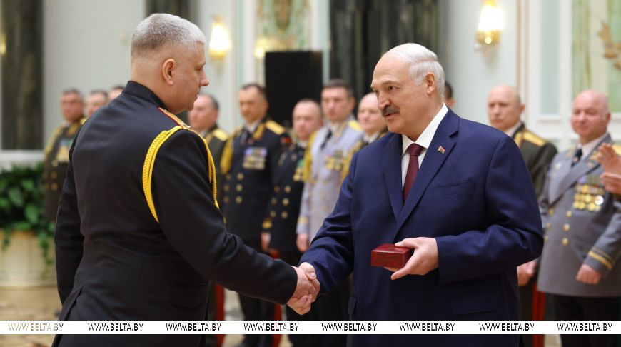 Александр Лукашенко во время награждения Андрея Ивашкевича Орденом "За службу Родине" III степени