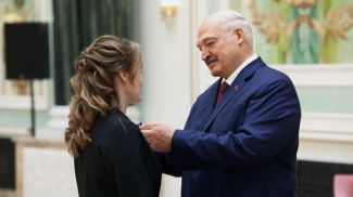 Александр Лукашенко во время вручения ордена Матери Наталье Красовской
