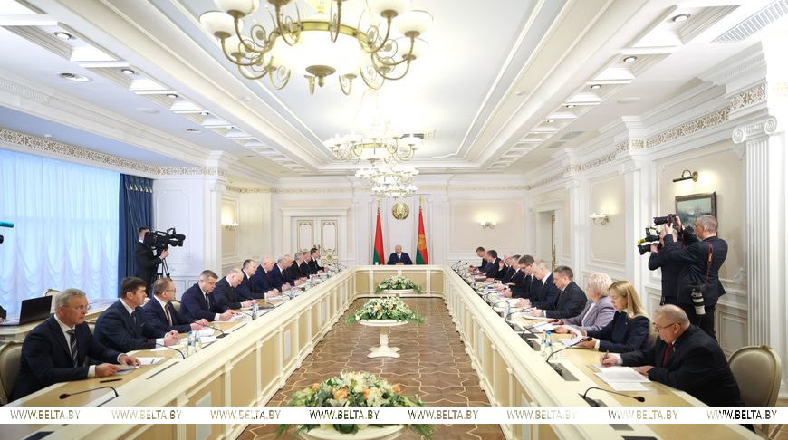 Александр Лукашенко во время совещания о мерах по исключению необоснованного и недобросовестного посредничества