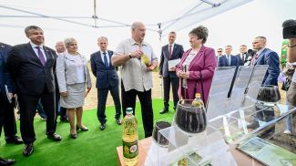 Александр Лукашенко посетил Смолевичский район, где проконтролировал ход уборочной кампании, август 2025 года