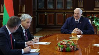 Александр Лукашенко во время переговоров с американской делегацией во главе со спецпосланником США Джоном Коулом