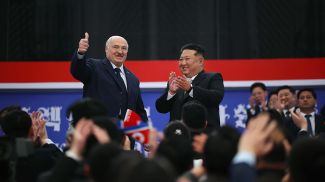 Александр Лукашенко и Ким Чен Ын во время официального приема от имени лидера КНДР