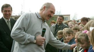 Александр Лукашенко во время рабочей поездки, 2004 год