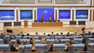 Александр Лукашенко во время совещания для подведения итогов комплексной проверки Вооруженных Сил