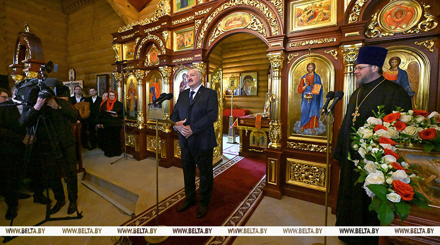 Лукашенко зажег пасхальную свечу