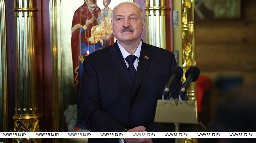 Лукашенко зажег пасхальную свечу