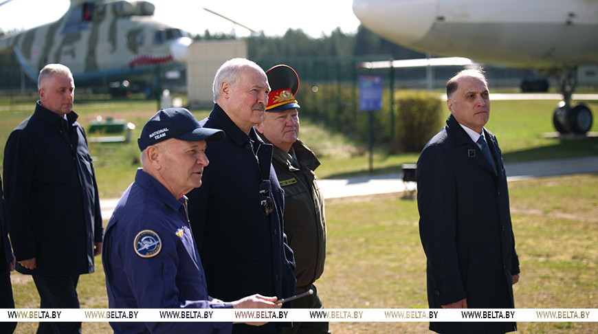 Лукашенко посещает Минский аэроклуб ДОСААФ
