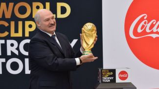 Кубок мира ФИФА прибыл из Вены в Минск и на несколько часов стал экспонатом Дворца Независимости, 13 февраля 2018 года. Фото из архива