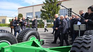 Александр Лукашенко во время посещения "Мозырьтехсервиса"