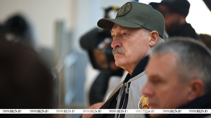 Александр Лукашенко во время посещения экспериментальной базы "Криничная" в Наровлянском районе