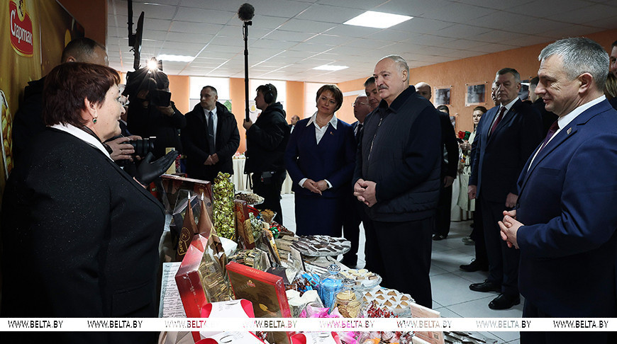 Александр Лукашенко во время посещения кондитерской фабрики "Красный мозырянин"