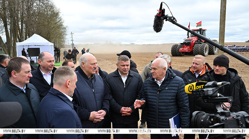 Александр Лукашенко во время ознакомления с перспективами развития отечественного тракторостроения