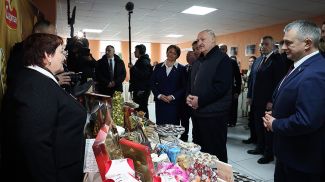 Александр Лукашенко во время посещения кондитерской фабрики "Красный мозырянин"