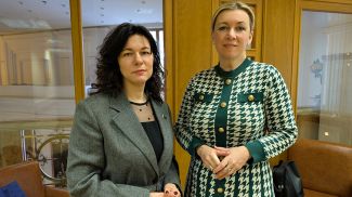 Советник-посланник посольства Беларуси в России Ирина Акулович и директор Департамента информации и печати МИД России Мария Захарова. Фото Посольства Республики Беларусь в Российской Федерации