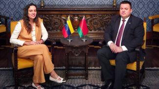 Андреа Габриэла Корао Фария и Дмитрий Деревинский. Фото МИД