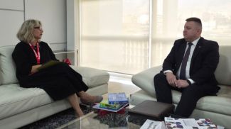 Нурами Хосефа Гутиеррес Гонсалес и Дмитрий Деревинский. Фото venezuela.mfa.gov.by