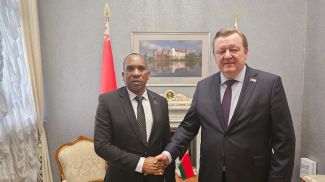 Фредрик Ибрагим Кибута и Сергей Алейник. Фото Совета Республики Национального собрания Республики Беларусь