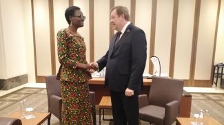 Тулия Эксон и Сергей Алейник. Фото Совета Республики Национального собрания Республики Беларусь