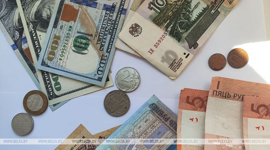 Доллар и юань подешевели, российский рубль подорожал на торгах 19 мая