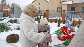 Наталия Ильницкая с внучкой Евой на Аллее памяти
