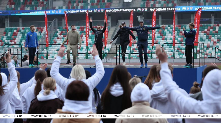 Олимпийские чемпионы провели зарядку для 3,5 тыс. студентов на минском стадионе 