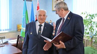 Григорий Куприянович и Михаил Русый. Фото Гомельского облисполкома