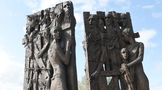 Монумент "Врата памяти" в мемориальном комплексе "Тростенец"