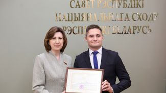 Наталья Кочанова во время награждения Артема Апановича