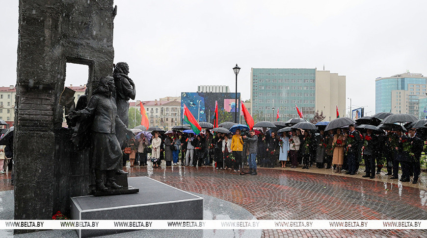 Памятный знак в память об участниках минского подполья открыли в сквере 80-летия Победы в Минске