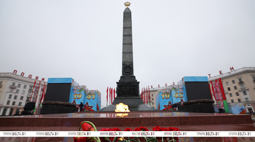Народное возложение цветов к монументу Победы проходит в Минске (обновляется)