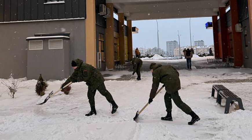 После обильного снегопада в Бресте к уборке подключились военнослужащие, молодежь и горожане