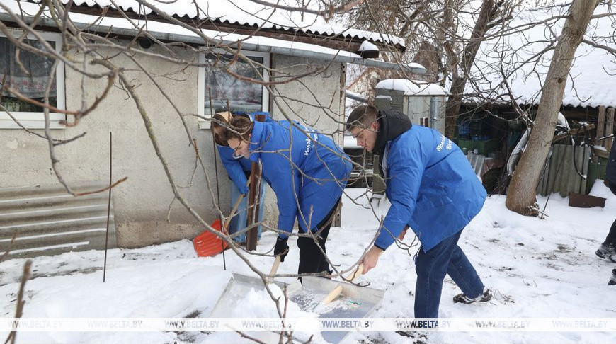 После обильного снегопада в Бресте к уборке подключились военнослужащие, молодежь и горожане