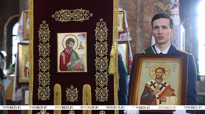 Брестской таможне вручили хоругвь с ликом апостола Матфея