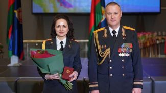 Ирина Маленок и начальник управления внутренних дел Гомельского облисполкома Александр Шастайло. Фото  gp.by 