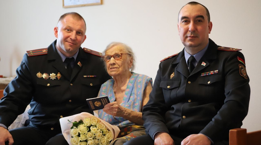 Столичные правоохранители поздравили со 100-летним юбилеем минчанку
