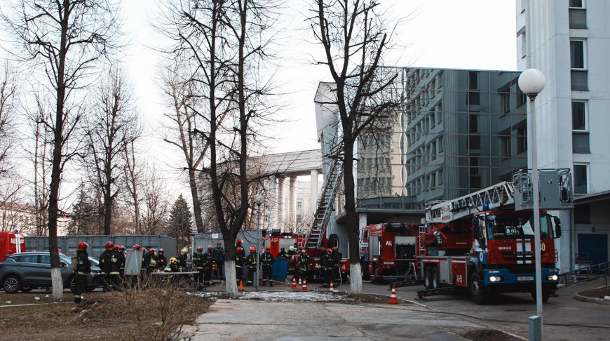 Эвакуацию людей при сильном задымлении отработали спасатели и медики на учениях в РНПЦ детской хирургии
